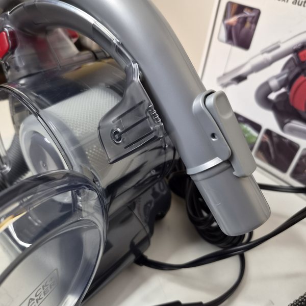 Griffbügel und der 12-V-Stecker am langen Kabel.