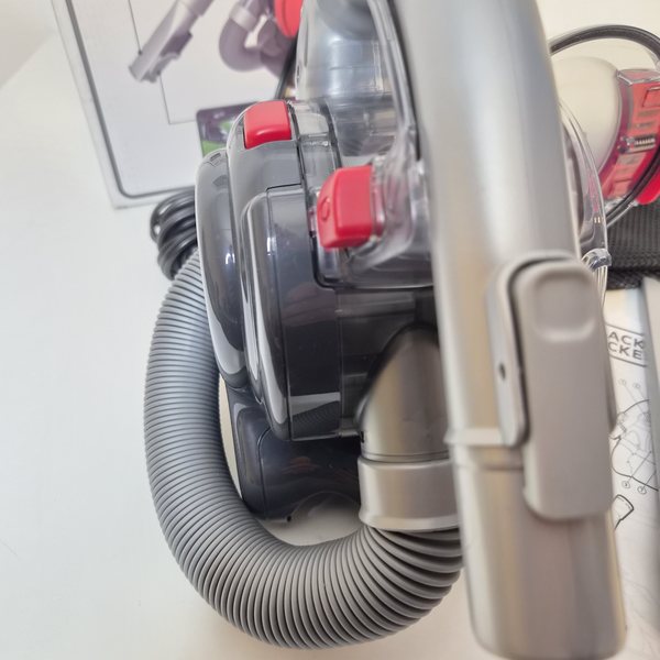 Seitlich, der Flexischlauch in voller Länge.