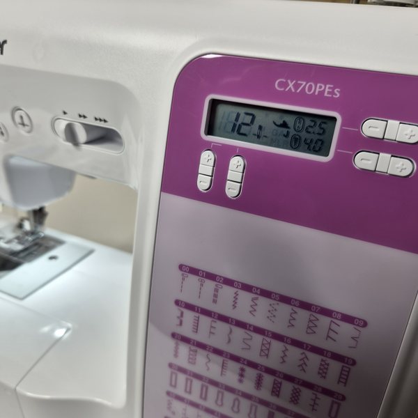 Display mit gewähltem Stich 12, dazu Stichlänge und Stichbreite.