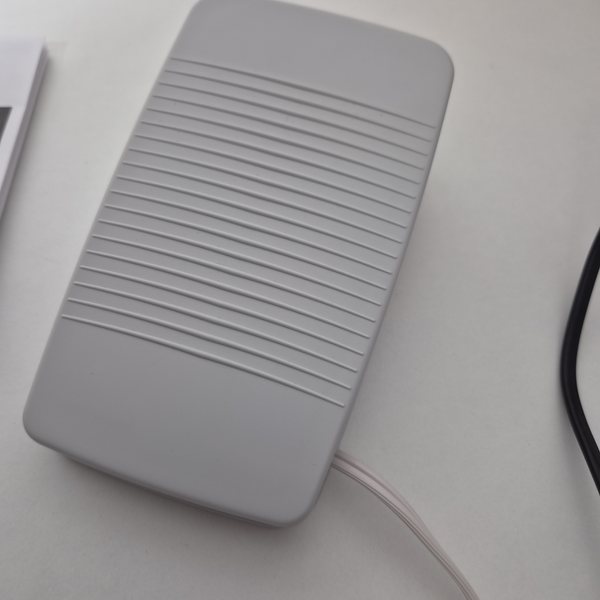 Das Fußpedal, Kabel noch mit Originalbindung.