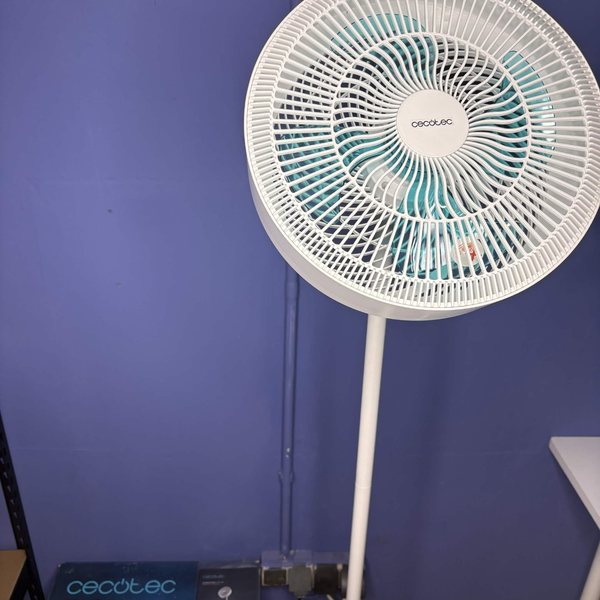 Der Ventilator aufgebaut, von vorn — davor der Originalkarton.