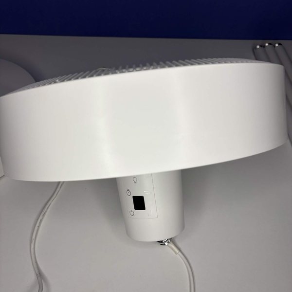 Der Ventilatorkopf liegend von der Seite, mit Bedienfeld und Kabel.