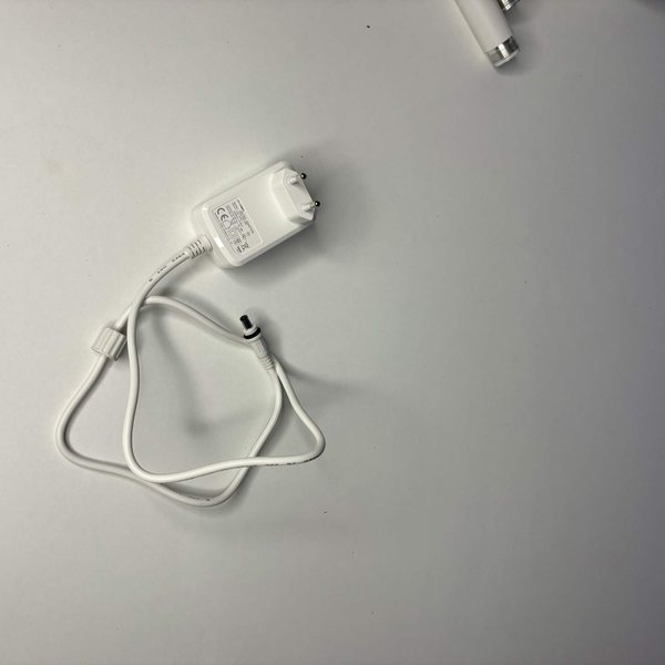 Das Netzteil mit Eurostecker und Hohlstecker-Kabel.