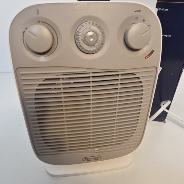 Von vorn: Thermostatregler, 24-Stunden-Zeitschaltuhr und Modusschalter, rechts darunter die Kontrollleuchte.