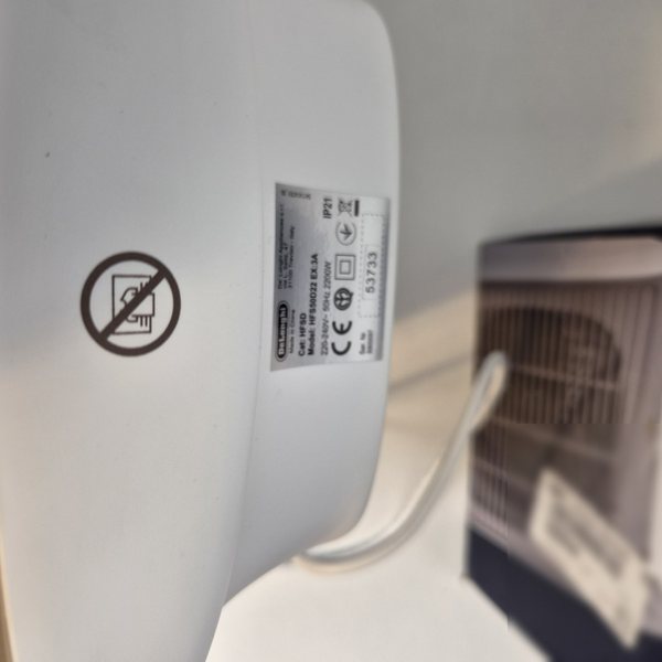 Seitlich: das Symbol „Nicht abdecken“ und das Typenschild.