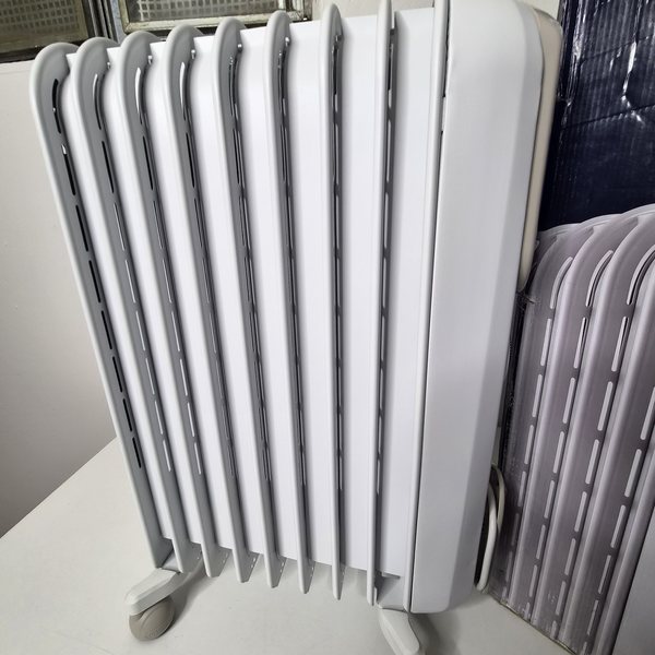 Der Ölradiator von vorn, alle neun Rippen.