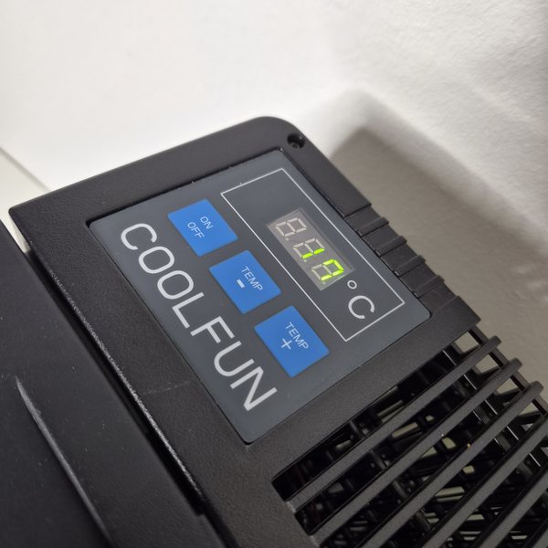 Bedienfeld CoolFun aus der Nähe: ON/OFF, TEMP minus, TEMP plus und Display.