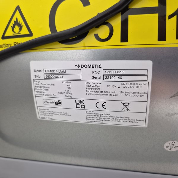 Typenschild formatfüllend: CK40D Hybrid, SKU 9600000774, Seriennummer 22102140.