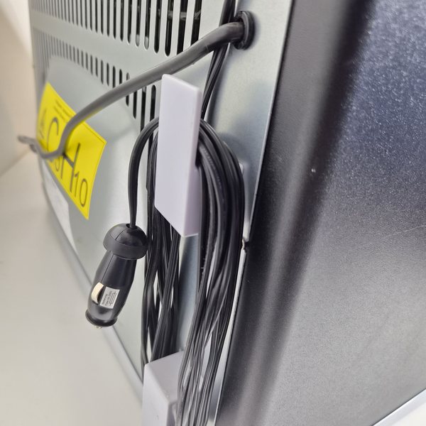 Das 12-V-Kabel aufgewickelt, mit Zigarettenanzünder-Stecker.