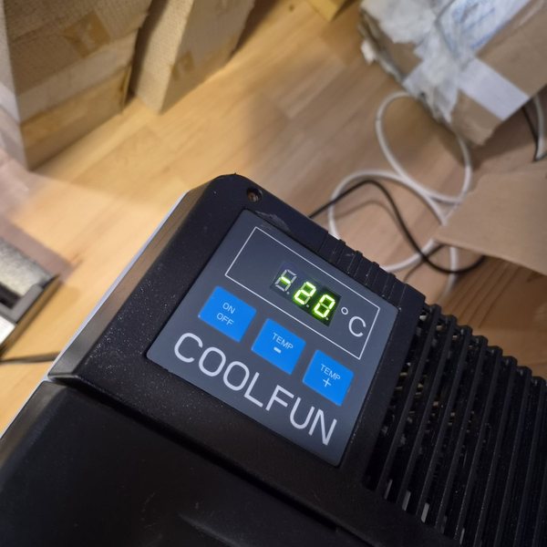 Das Bedienfeld zeigt −20 °C.