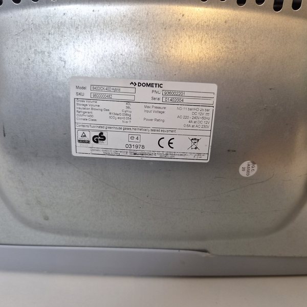 Typenschild: B40D/CK-40D Hybrid, SKU 9600000482, Serial 01402004, 40 l / 39 l, R134a 0,038 kg, Dometic WAECO International GmbH, Emsdetten.