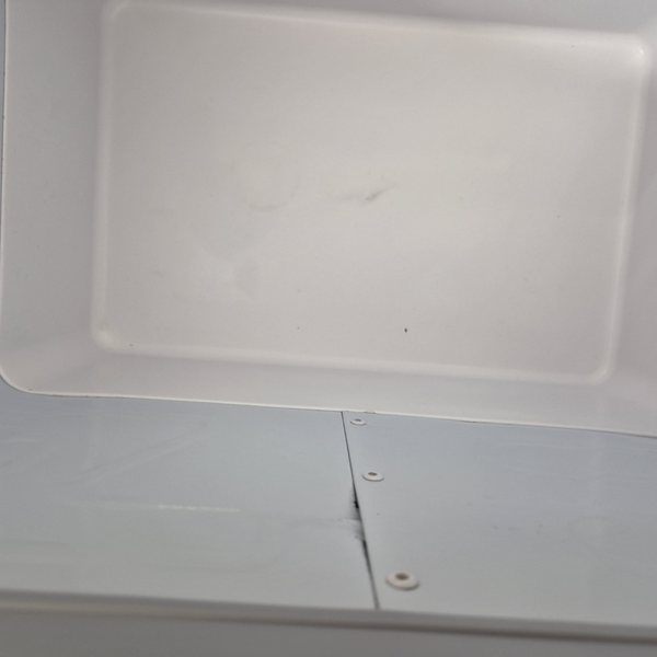 Die dunkle Linie an der Bodennaht im Innenraum.