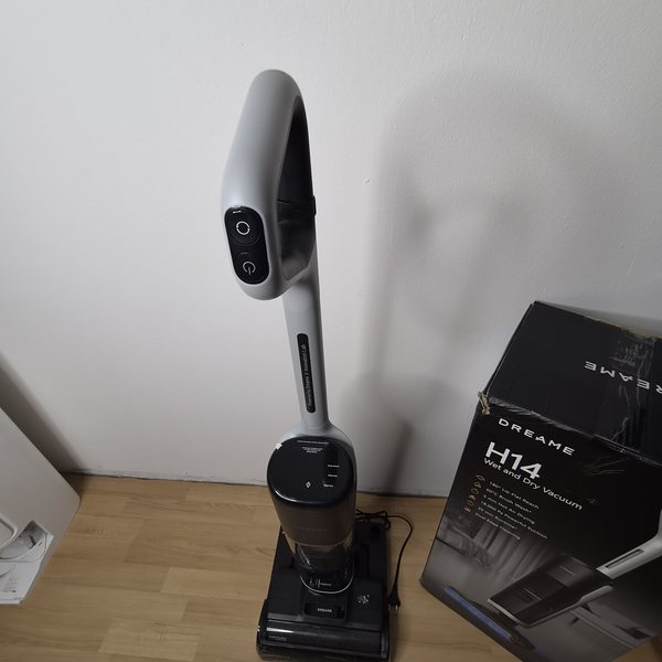 Gerät von vorn: Bügelgriff mit zwei Tasten, rundes Display, getönter Schmutzwassertank.