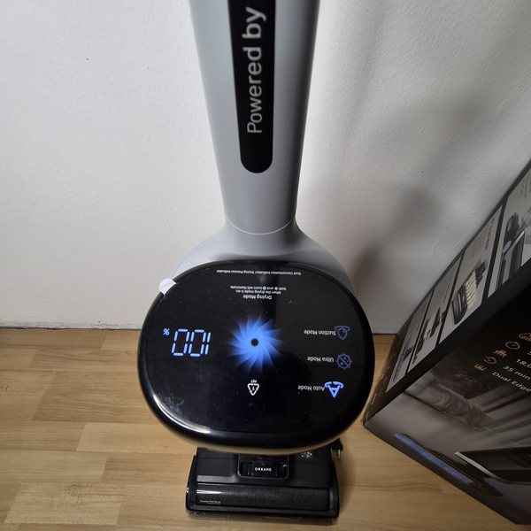 Display im Betrieb mit blauer Beleuchtung, Prozentwert und den Betriebsarten.