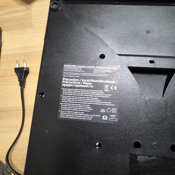Typenschild der Ladestation: Model HCBL, 345 W, Ausgang 27 V, 1,6 A.