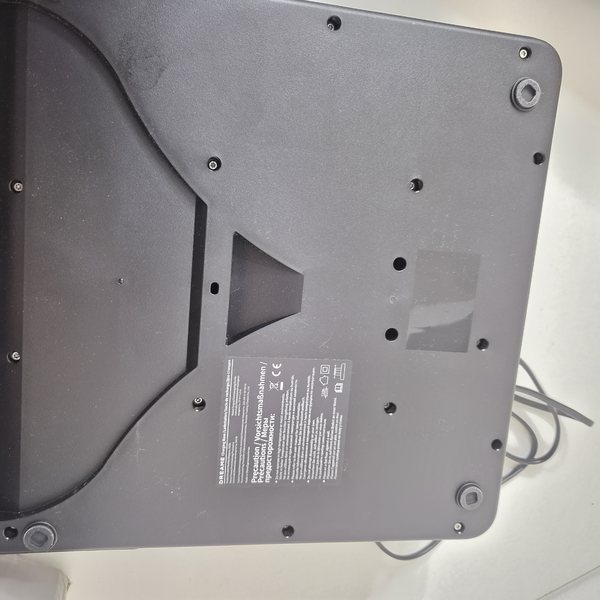 Typenschild der Ladestation an der Unterseite: Modell HCBL, 345 Watt.