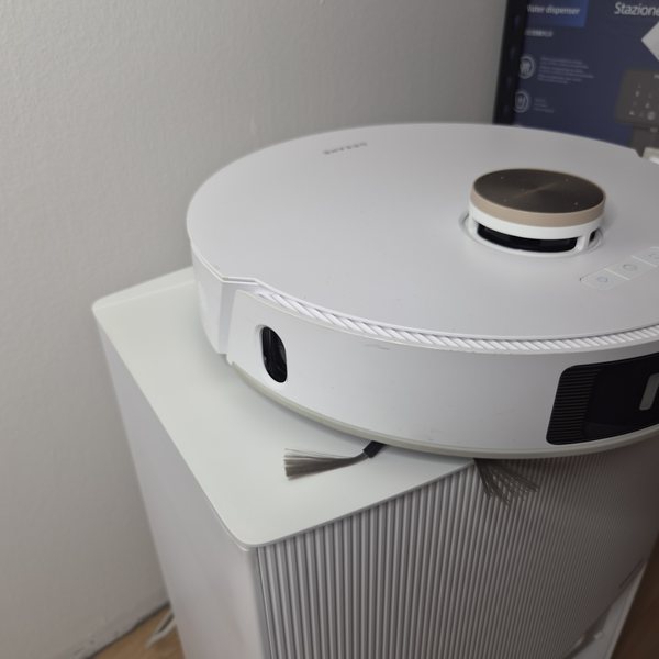 Das komplette Set: Saugroboter angedockt in der Absaug-, Wasch- und Trockenstation, schräg von vorn.
