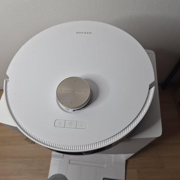 Roboter von oben: LiDAR-Turm, Tastenfeld und Deckelklappe über dem Staubbehälter.