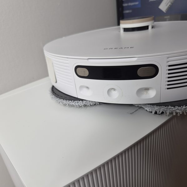 Unterseite des Roboters mit beiden montierten Wischpads, Hauptbürste und Seitenbürste.