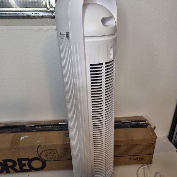 Der Ventilator von hinten: oben die Griffmulde, darunter das hintere Gitter.