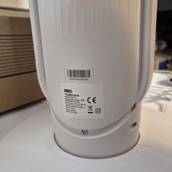 Typenschild: Tower Fan, Model DOTF07, AC 220–240 V 50 Hz 35 W, Shenzhen Hesung Innovation Technology, Date 2024/03.