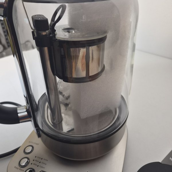 Die Glaskanne mit eingehängtem Edelstahl-Teekorb.