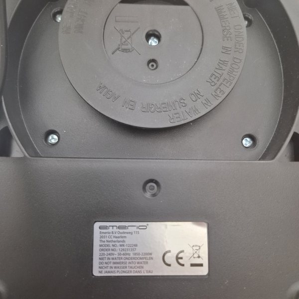 Typenschild an der Unterseite der Basis: Emerio B.V., Oudeweg 115, 2031 CC Haarlem, Modell WK-122248, 220–240 V, 50–60 Hz, 1850–2200 W.