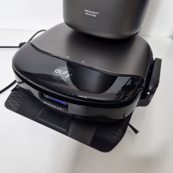 Roboter in der Station, der 3D-Matrix-Eye-Sensor gut sichtbar.