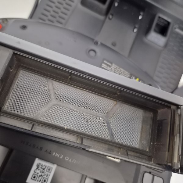 Mangel 4 (1 von 3): Filtergitter des Absaugsystems grau belegt