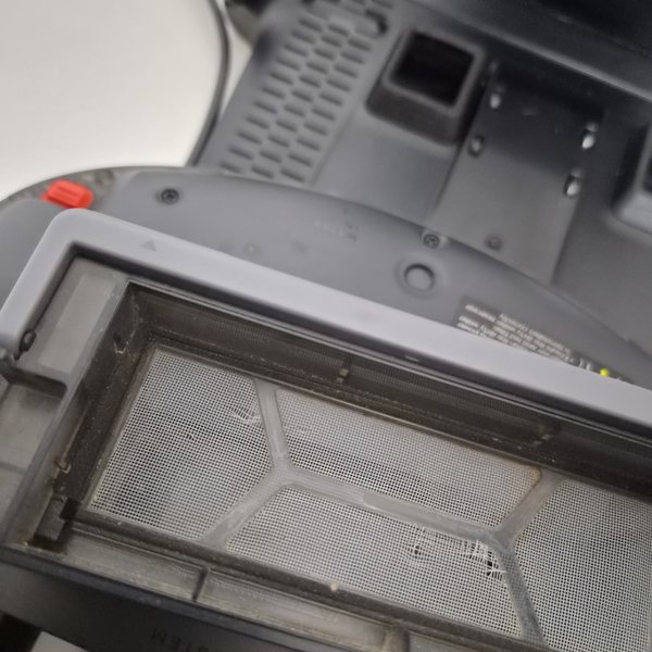 Mangel 4 (2 von 3): Filtergitter des Absaugsystems grau belegt