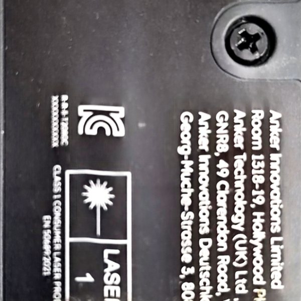 Typenschild des Roboters: eufy S1 Pro, Modell T2080, 25 V, IPX4, Laser Klasse 1.