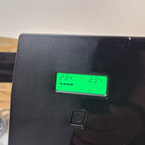 Das Display im Betrieb: 234 V, Betriebsart AC MODE.