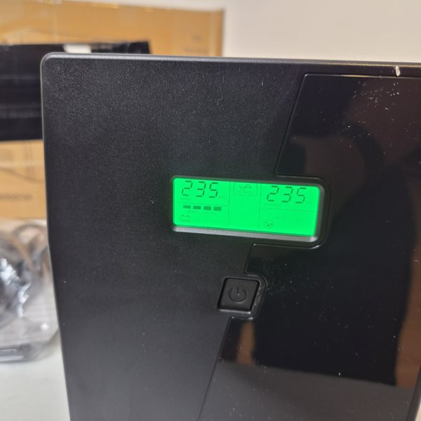 Display mit 235 V und vier Balken Akkustand.