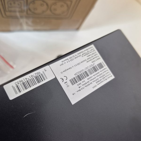 Typenschild aus der Nähe mit Artikelnummer UPS05.