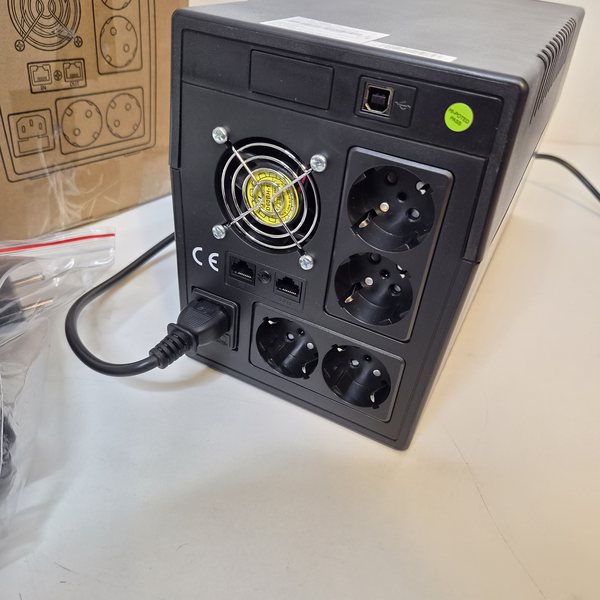 Rückseite gesamt, mit USB-B und RJ45.