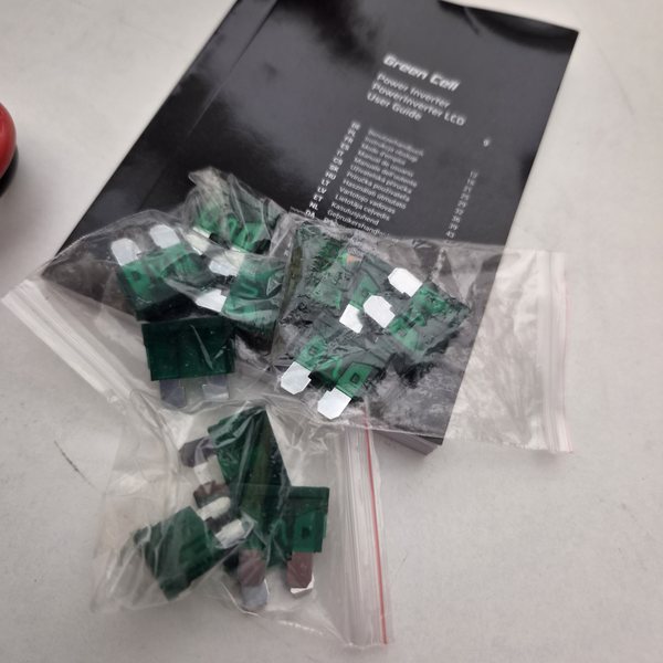Anleitung und die originalverpackten Ersatzsicherungen.