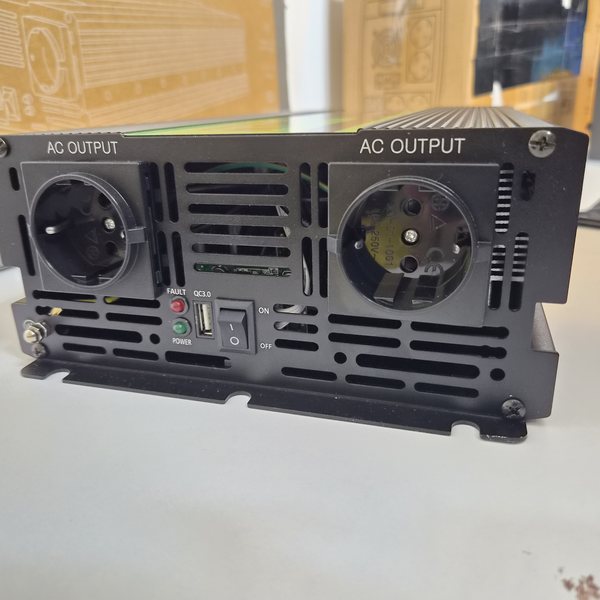 Die Bedienseite mit zwei Schuko-Steckdosen und USB-Anschluss.