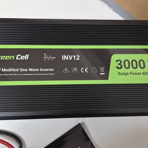 Oberseite mit dem Typenschild: INV12, 3000 W, modifizierte Sinuswelle.