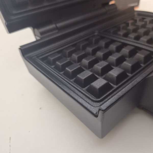 Die untere Platte schräg von der Seite.