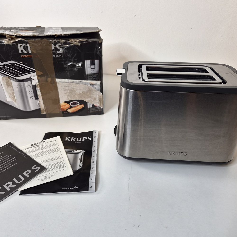 Der Toaster mit Originalkarton, Bedienungsanleitung, Sicherheitsheft und Garantiekarte.