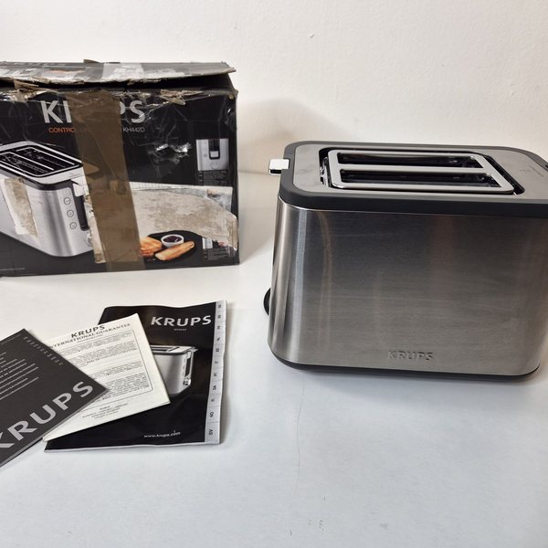 Der Toaster mit Originalkarton, Bedienungsanleitung, Sicherheitsheft und Garantiekarte.