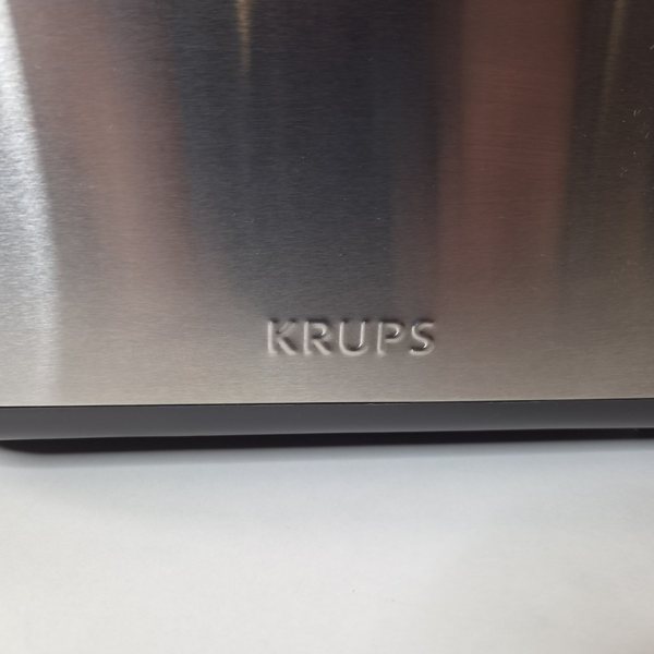 Das Edelstahlgehäuse mit der Krups-Prägung aus der Nähe.