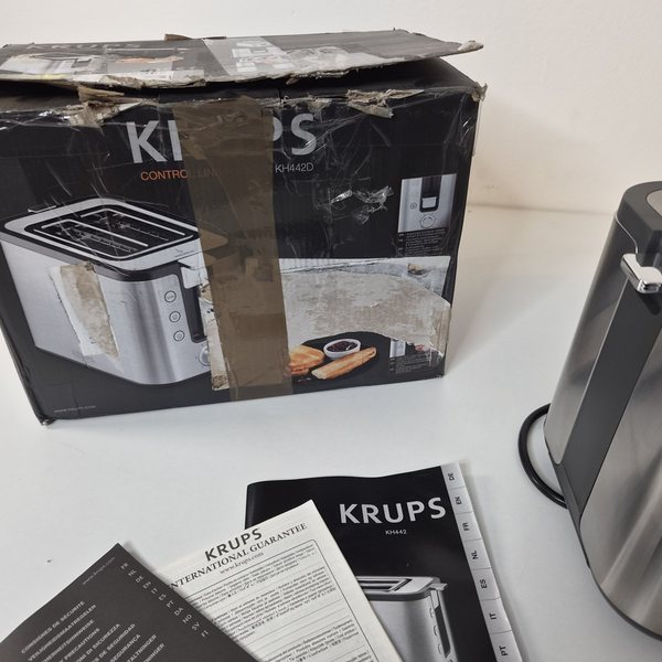 Der Originalkarton: aufgerissen und mit Klebeband geflickt.