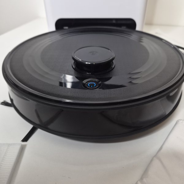 Roboter schräg von vorn, die Power-Taste leuchtet.