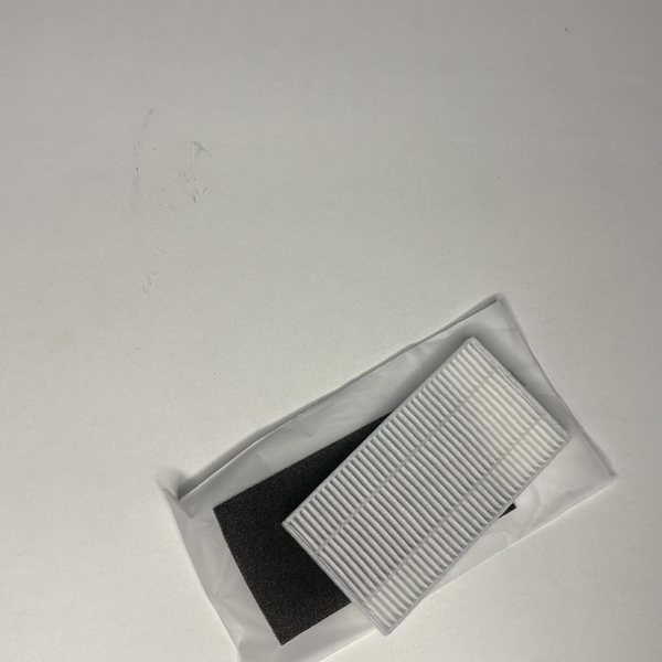 HEPA-Filter und Schaumfilter in der Originaltüte.