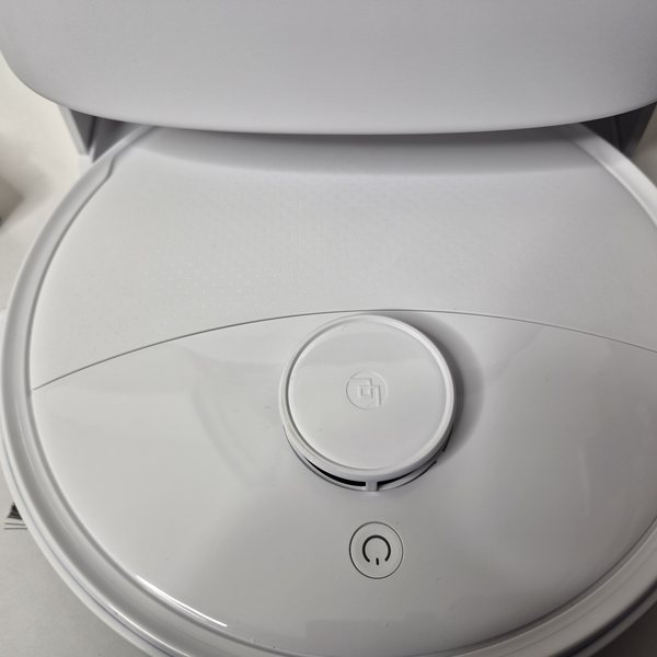 Roboter von oben mit LiDAR-Turm und Bedientaste.