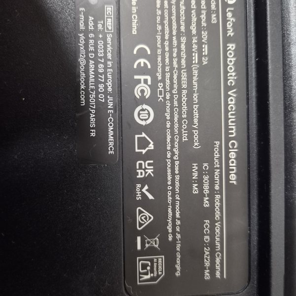 Typenschild des Roboters: Model M3, Eingang 20 V ⎓ 2 A, Akku 14,4 V Lithium-Ionen, Hersteller Shenzhen USEER Robotics.