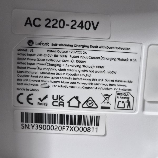 Typenschild der Station: Lefant J5, 1000 W Absaugen, Seriennummer Y3900020F7XO00811.