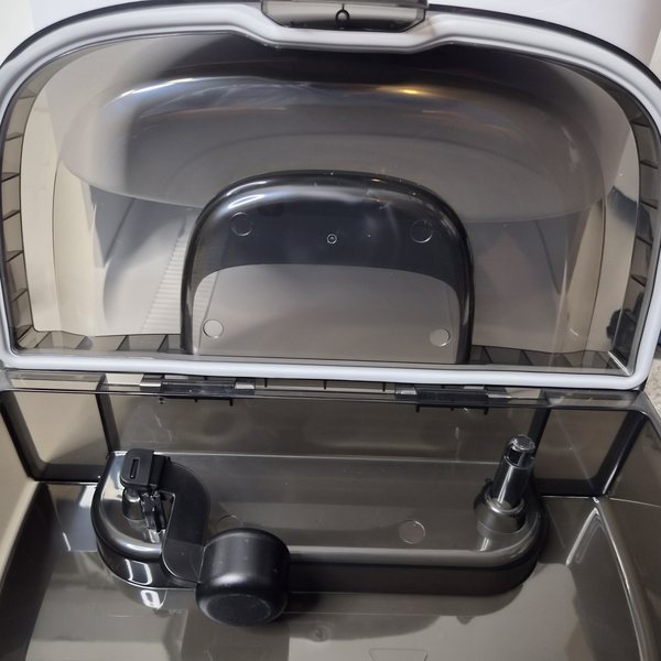 Frisch- und Schmutzwassertank geöffnet — innen sauber und trocken, keine Kalkränder.