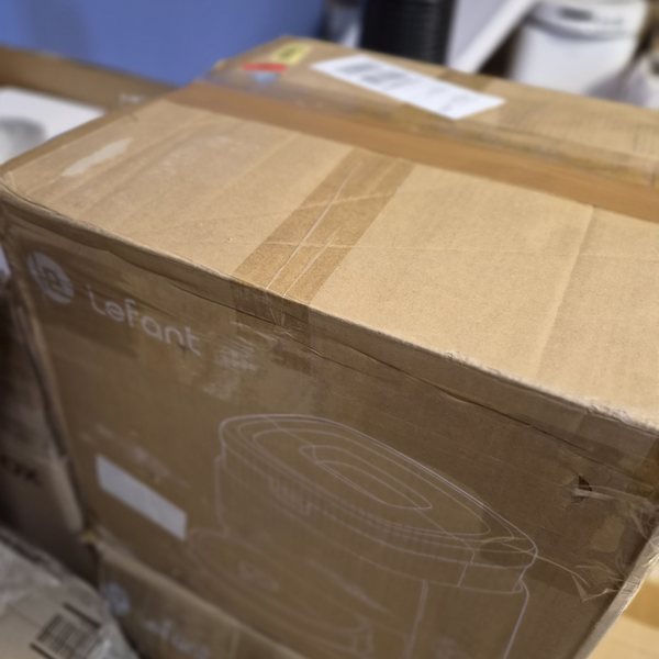 Der Originalkarton mit dem Lefant-Aufdruck — Kanten aufgerieben.